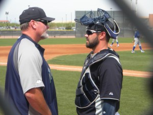 Mariners manager Eric Wedge talking with Kelly Shoppach